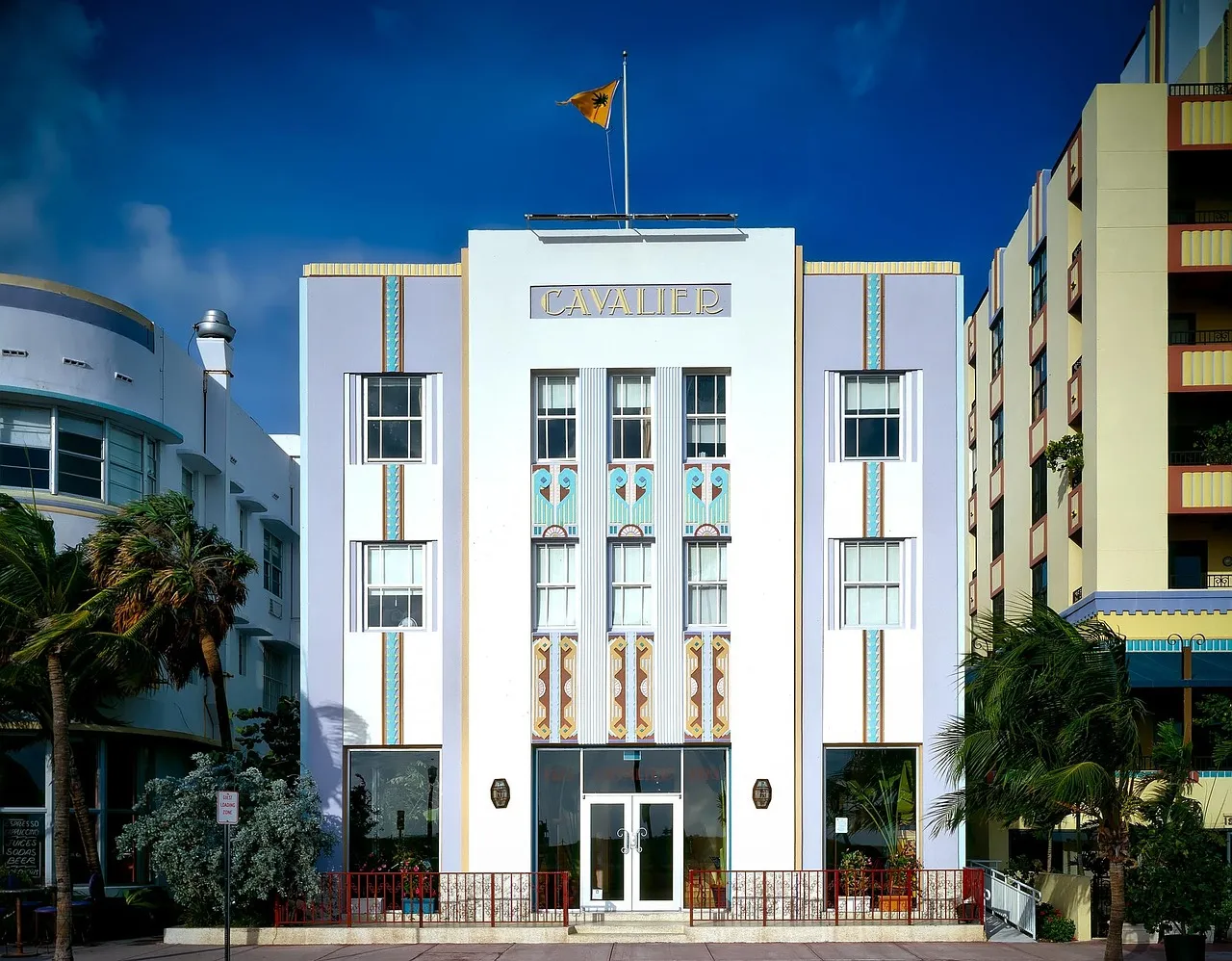 Un immeuble Art déco blanc à Miami Beach