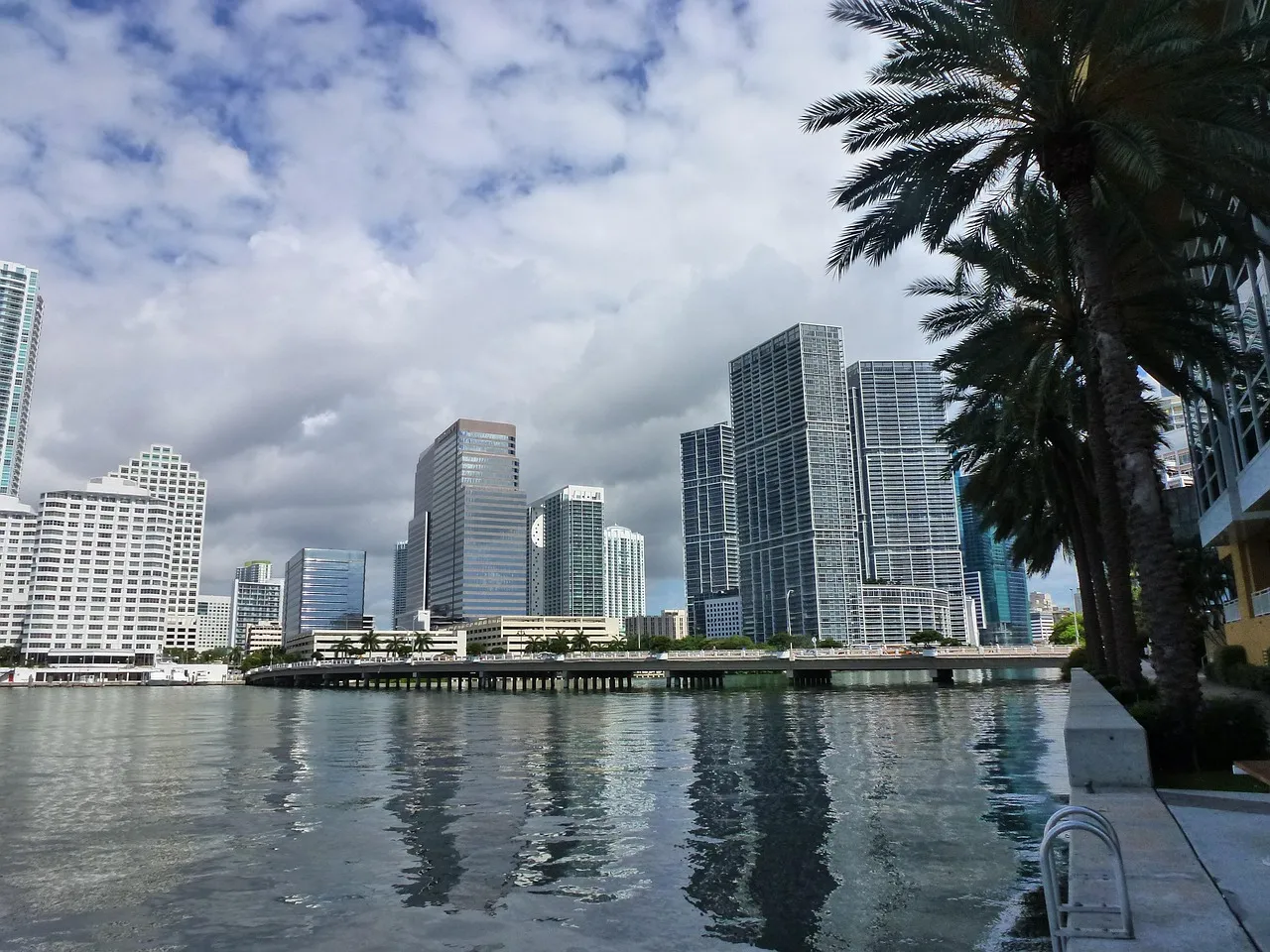Torres de gran altura junto al mar en Miami