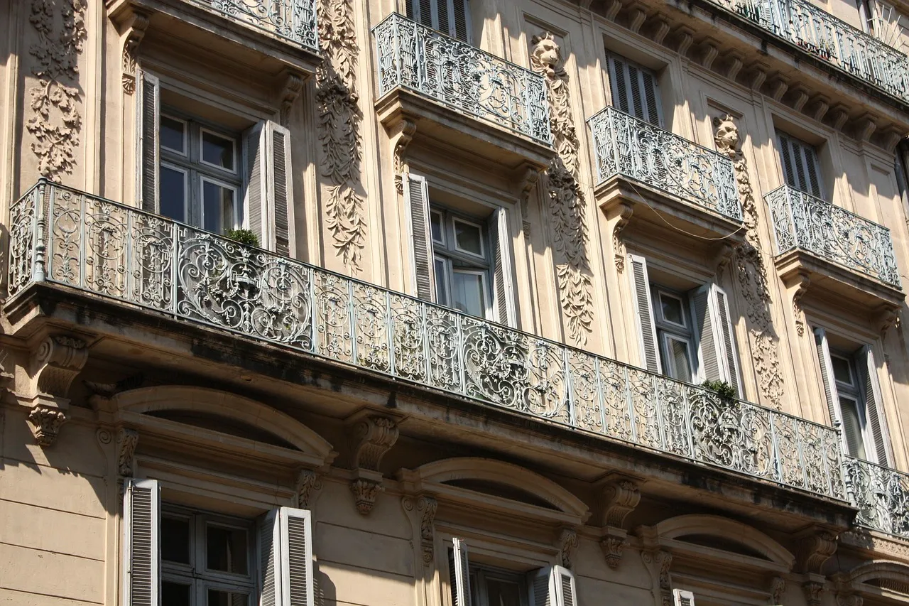 Balcones de hierro forjado en un edificio de piedra