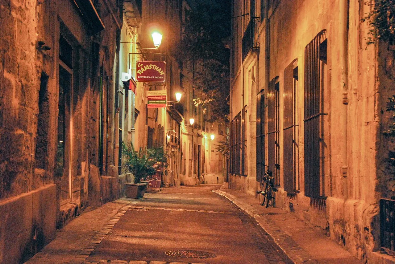 Un callejón estrecho del casco antiguo de noche