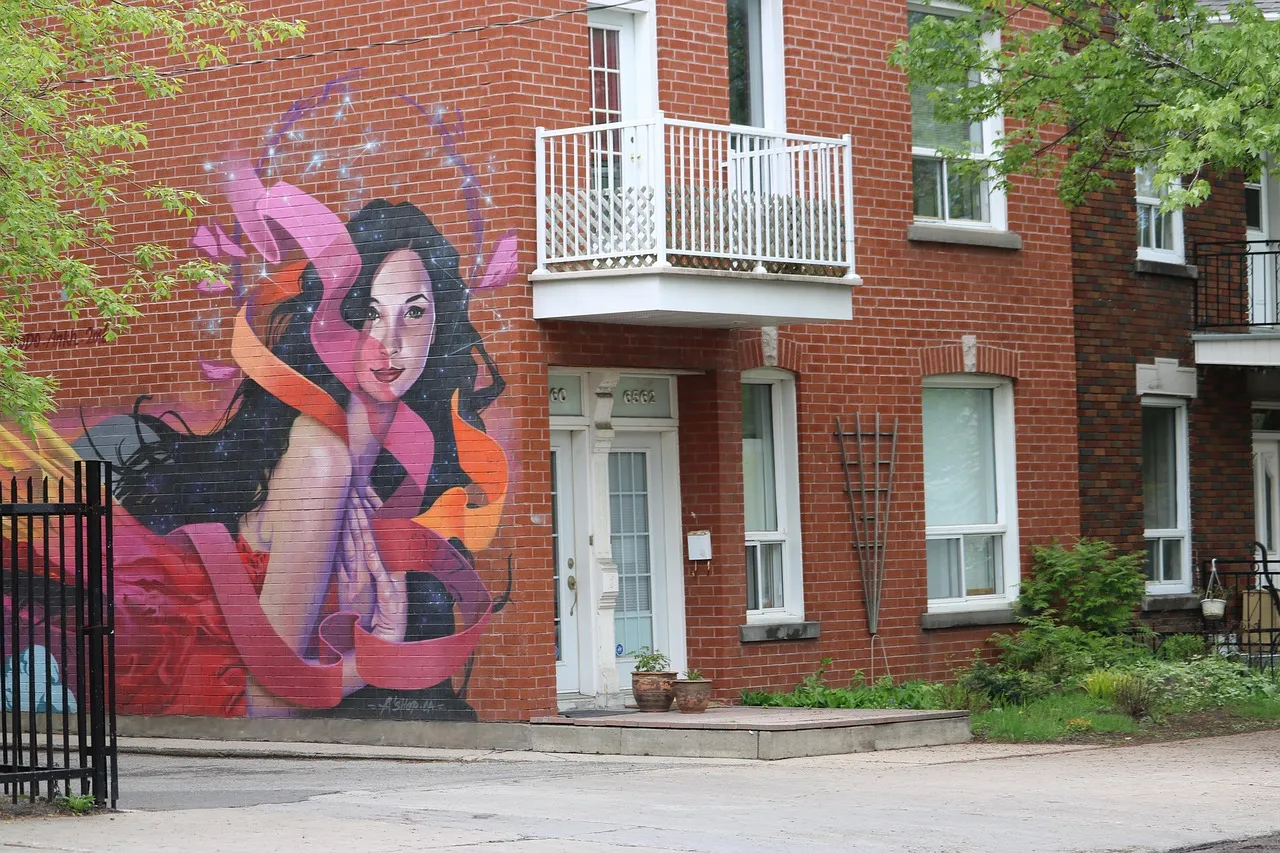 Ein Backsteinhaus mit Wandbild in Montreal