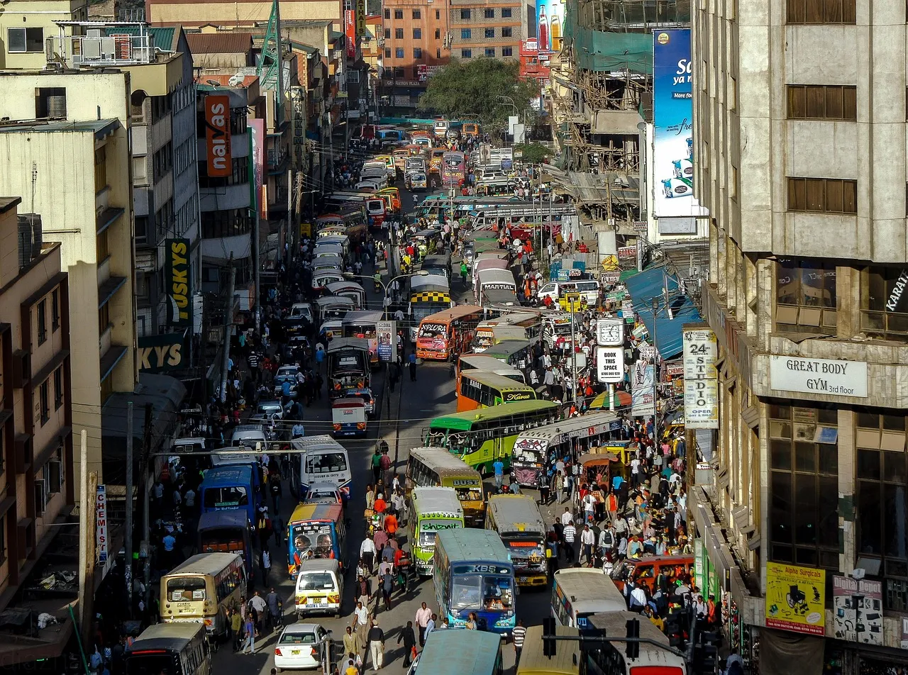 Matatus dans une rue encombrée du centre de Nairobi