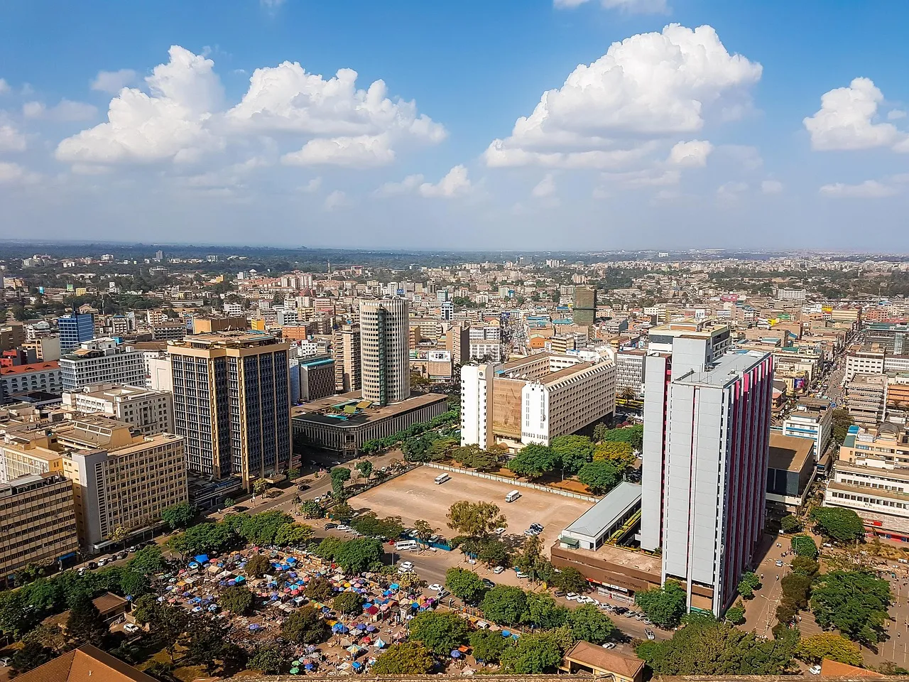 Immeubles de bureaux et quartiers de faible hauteur de Nairobi vus d’en haut