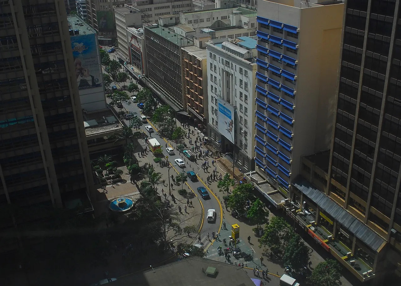 Une rue entre des tours de bureaux dans le centre de Nairobi