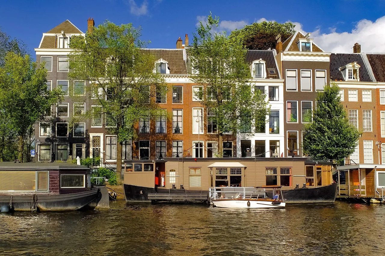 Casas de canal y casas flotantes en los Países Bajos
