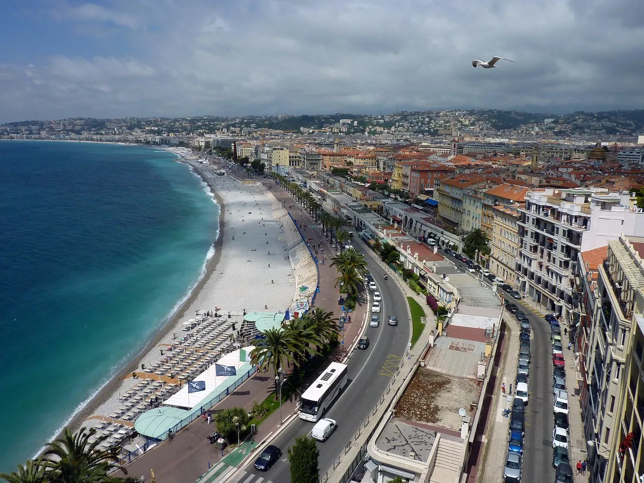 El paseo marítimo y la bahía de Niza vistos desde arriba