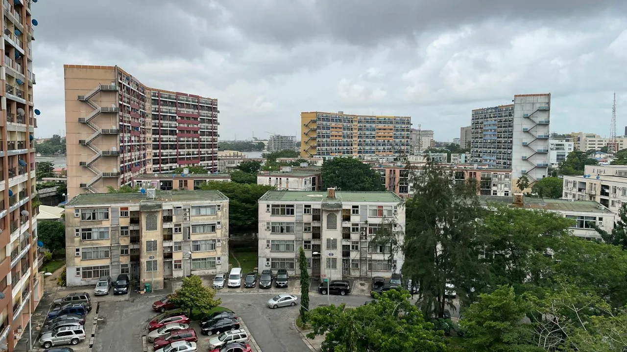 Bloques de apartamentos alrededor de un aparcamiento en Lagos