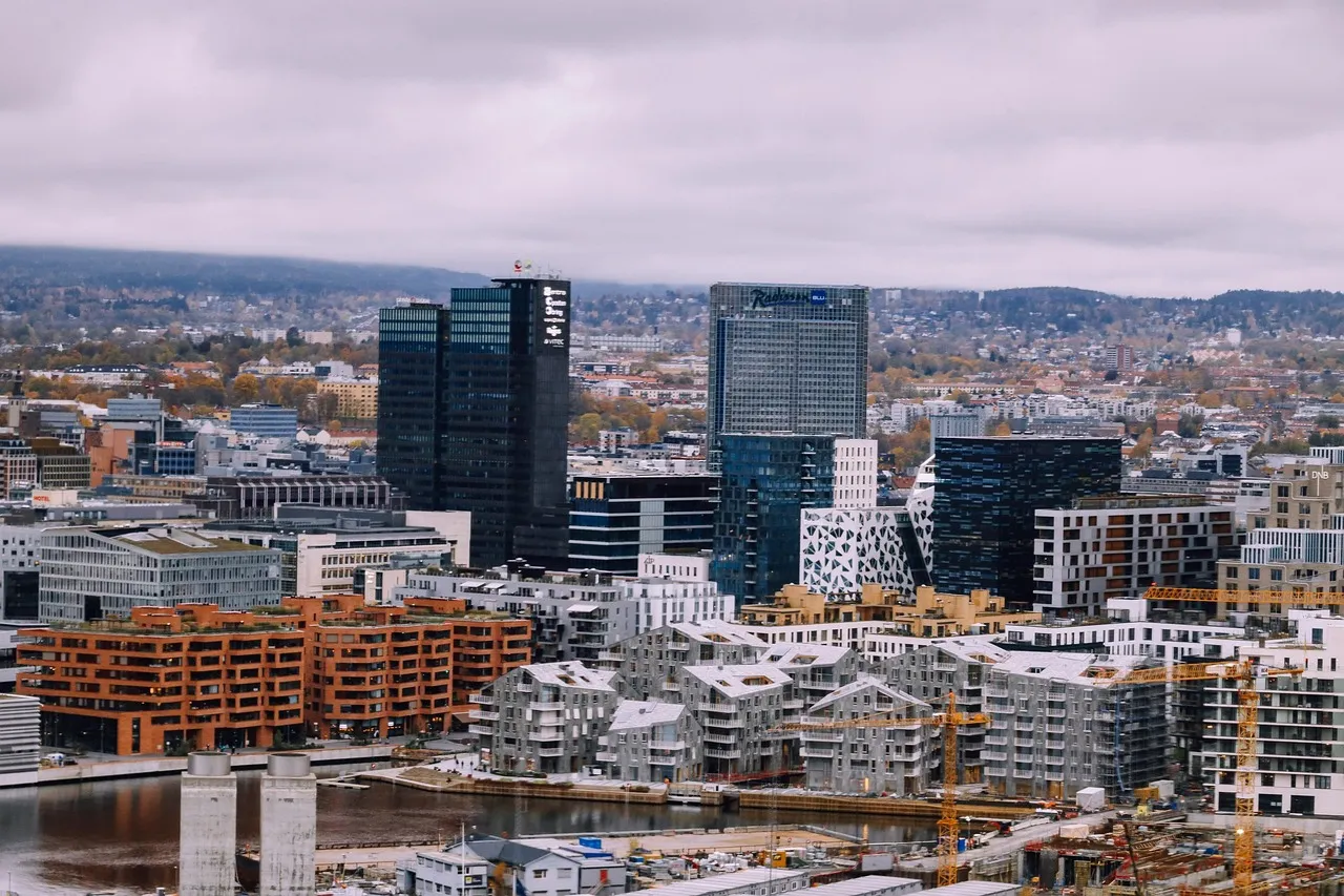 Bloques de pisos nuevos y las torres Barcode en Bjørvika