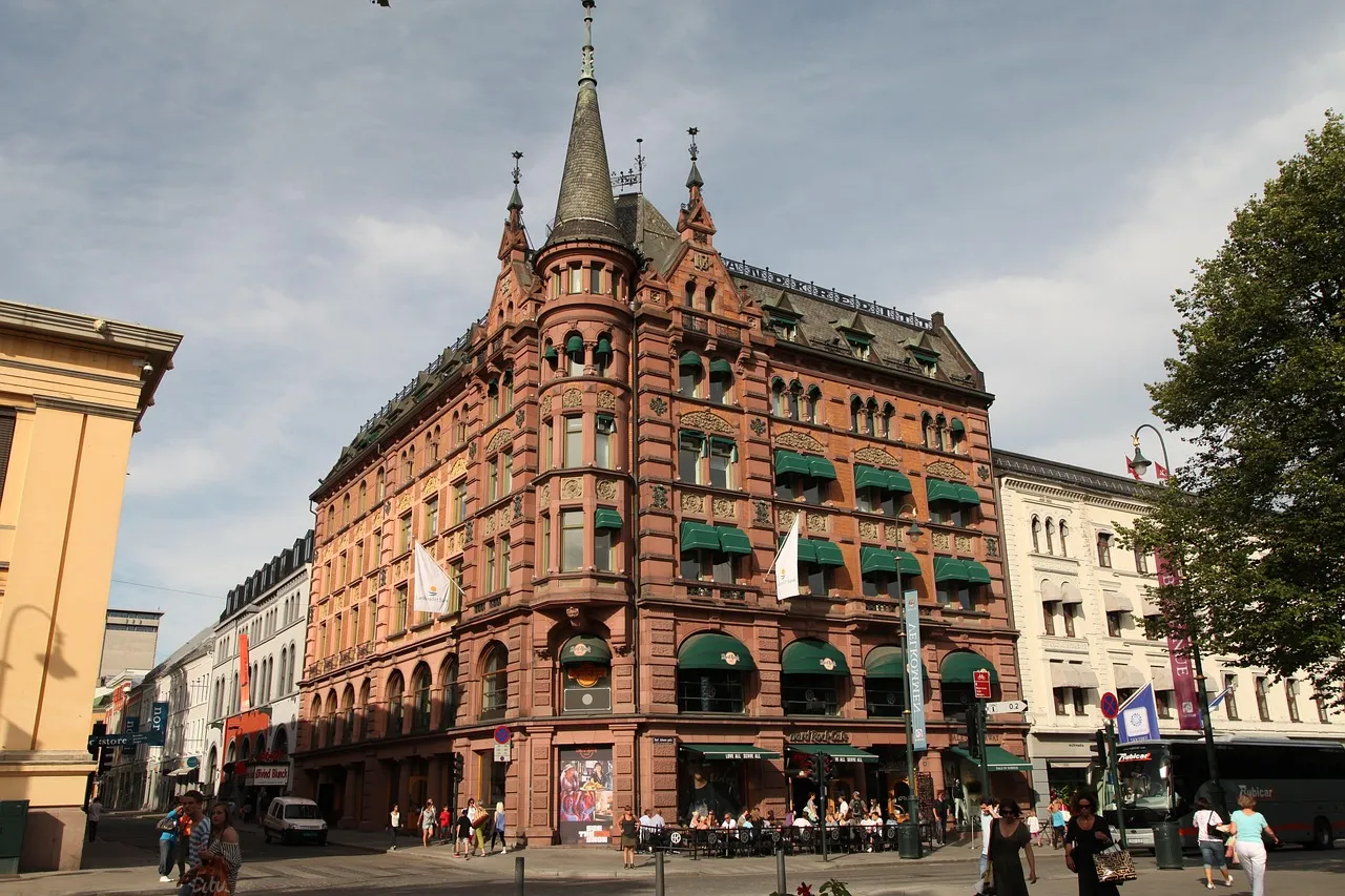 Un edificio de ladrillo en esquina en Karl Johans gate