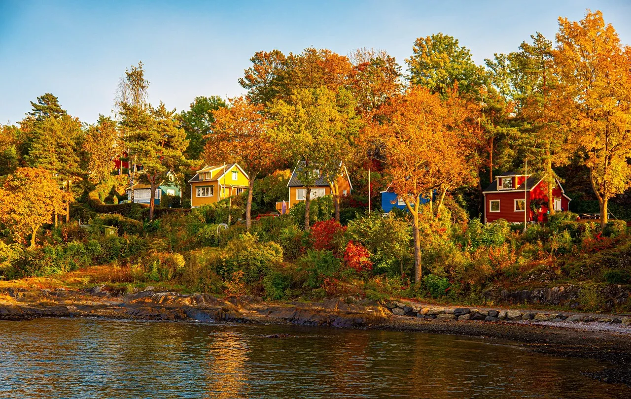 Cabañas en una isla del fiordo de Oslo en otoño