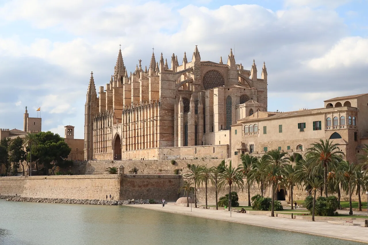 La catedral de Palma sobre el paseo marítimo