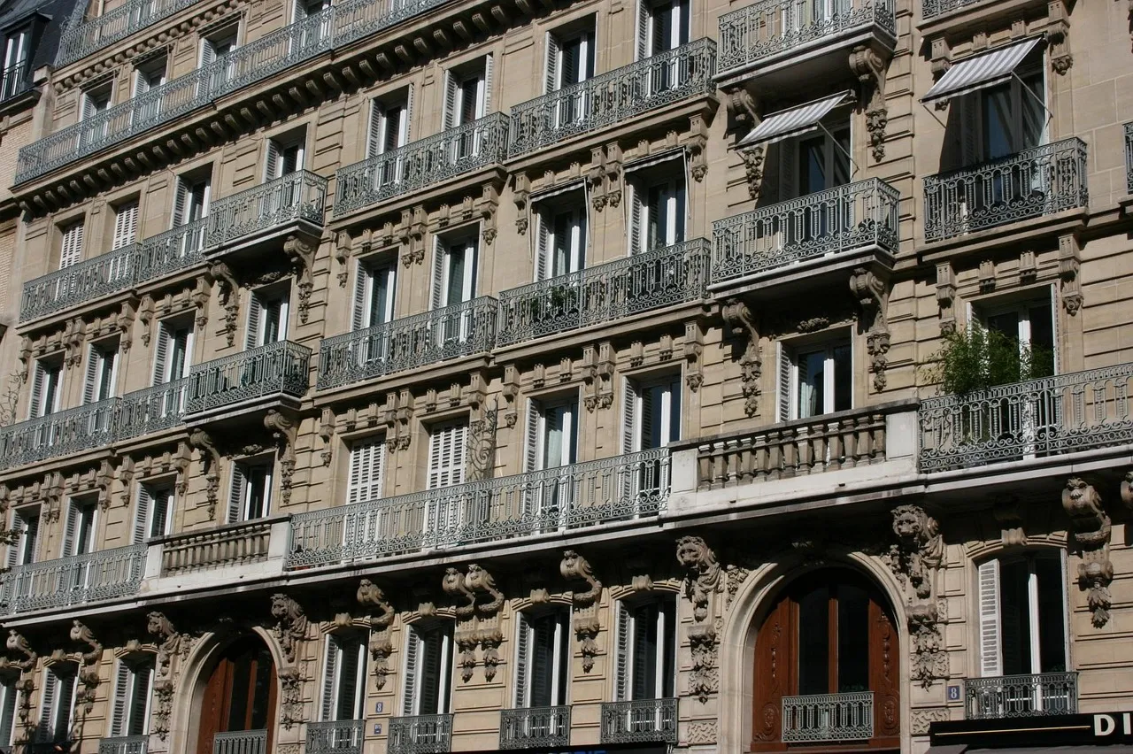 Haussmann-Fassaden mit schmiedeeisernen Balkonen