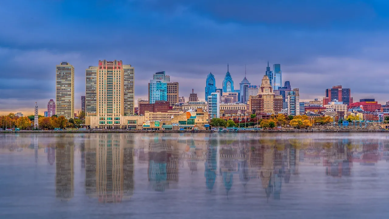 El perfil de Filadelfia reflejado en el río