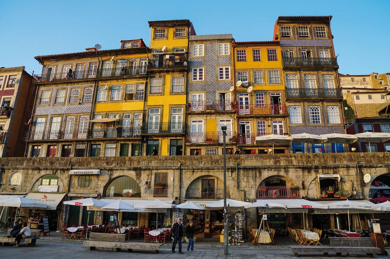 Hausfassaden am Kai der Ribeira