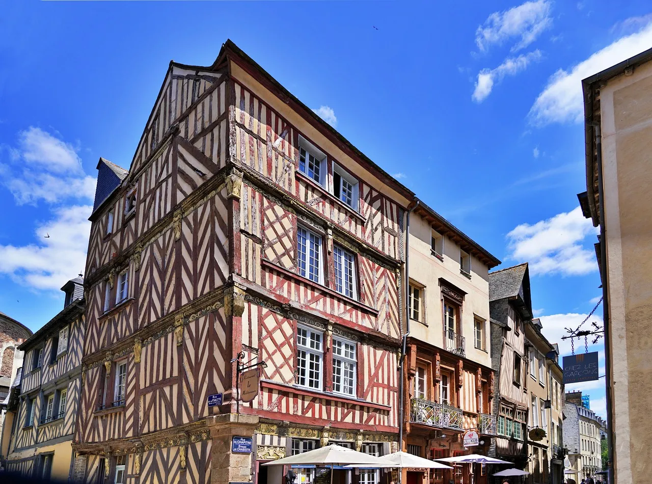 Ein Fachwerkhaus an einer Straßenecke