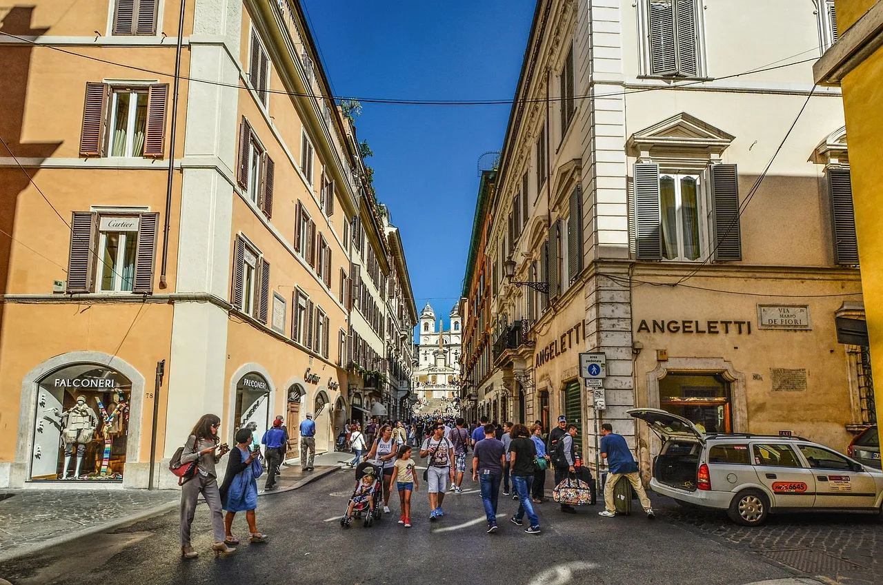 Eine Einkaufsstraße, die zur Spanischen Treppe führt