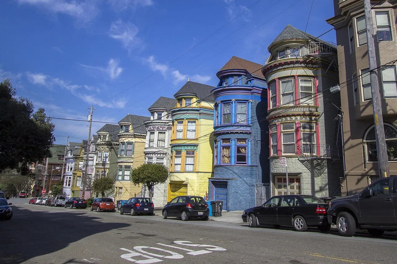 Maisons victoriennes peintes dans une rue de San Francisco