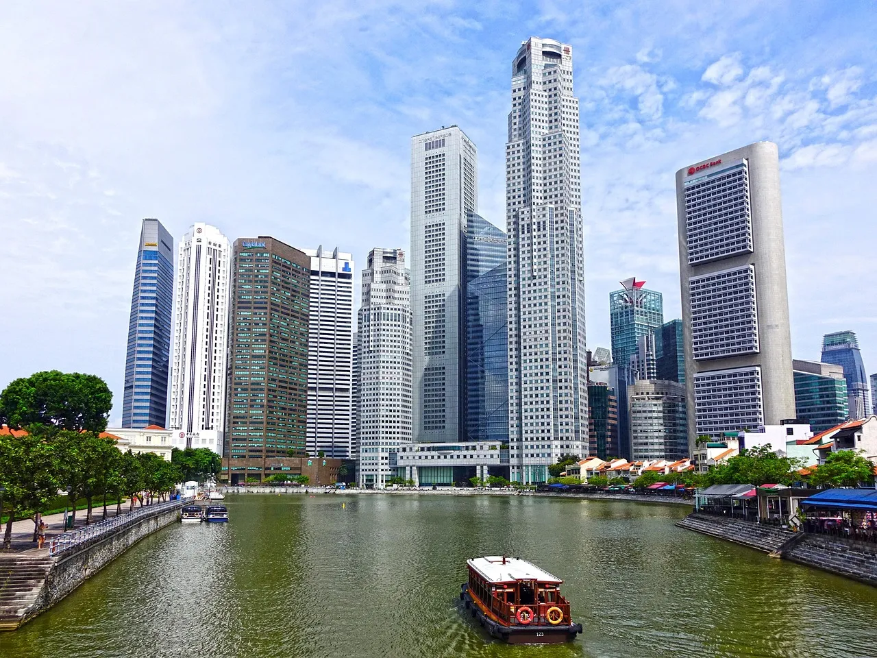 Las torres del distrito financiero de Singapur junto al río Singapur