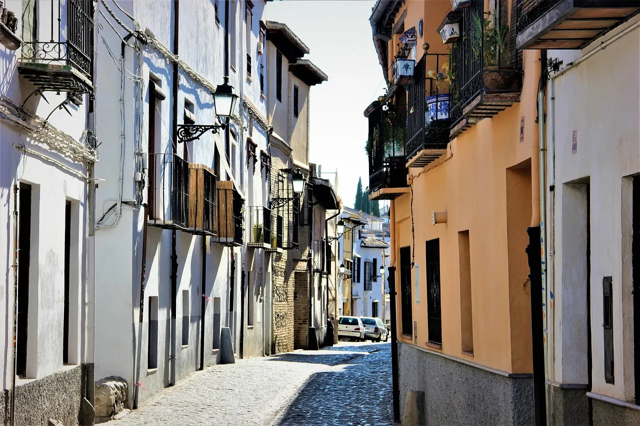 Una calle residencial estrecha en una localidad española