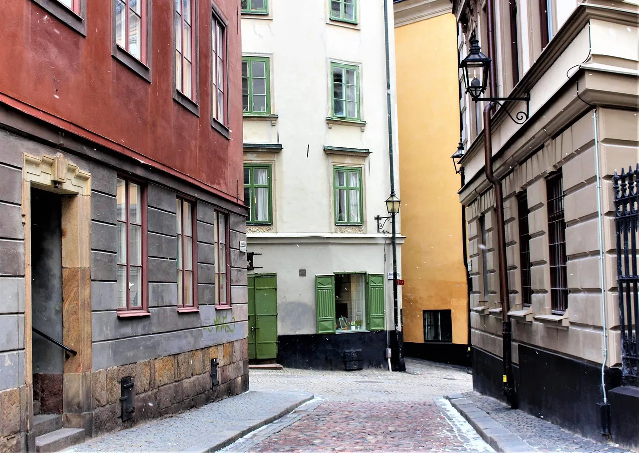 Eine Straße mit bunt gestrichenen Häusern in Gamla stan