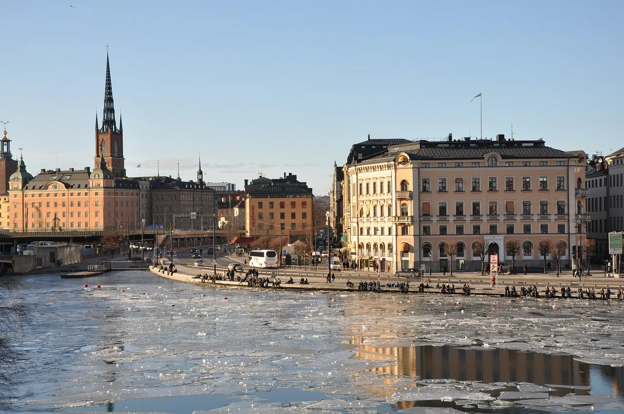 Die Riddarholmskyrkan hinter dem zugefrorenen Wasser in Stockholm