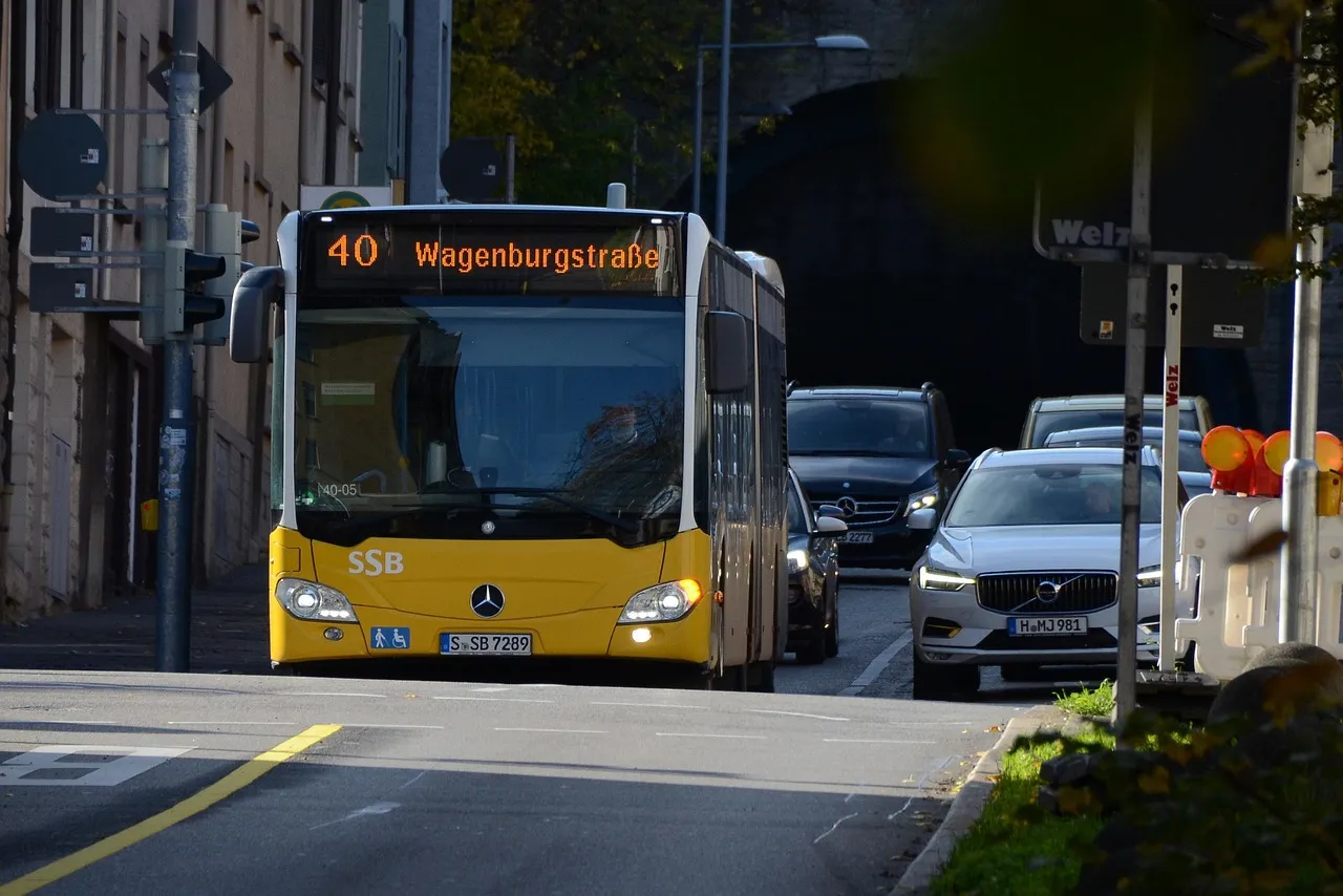 Ein Stadtbus auf einer Straße in Stuttgart