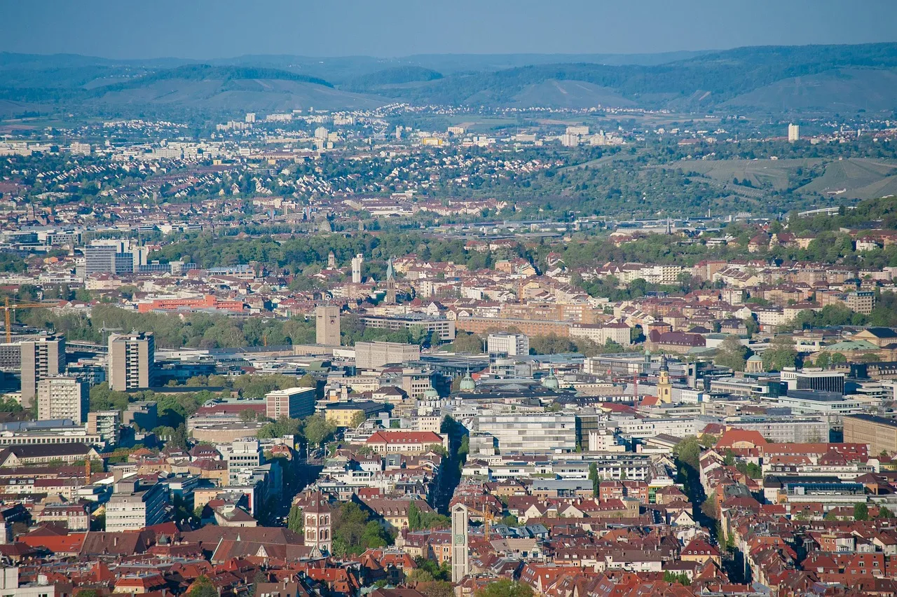 Stuttgarts Zentrum in seinem Talkessel, von den Hügeln aus gesehen