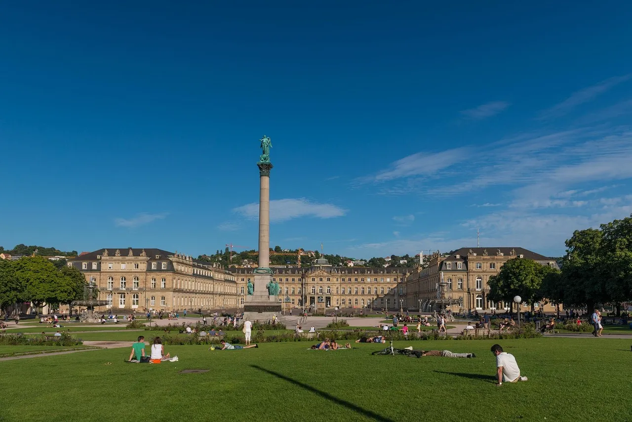 La Schlossplatz de Stuttgart con el Nuevo Palacio