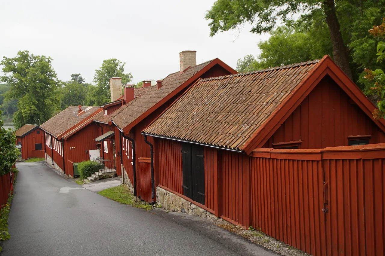Casas rojas de madera en una localidad sueca