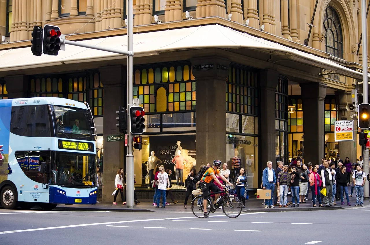 Ein Bus an einer Straßenecke im Zentrum von Sydney
