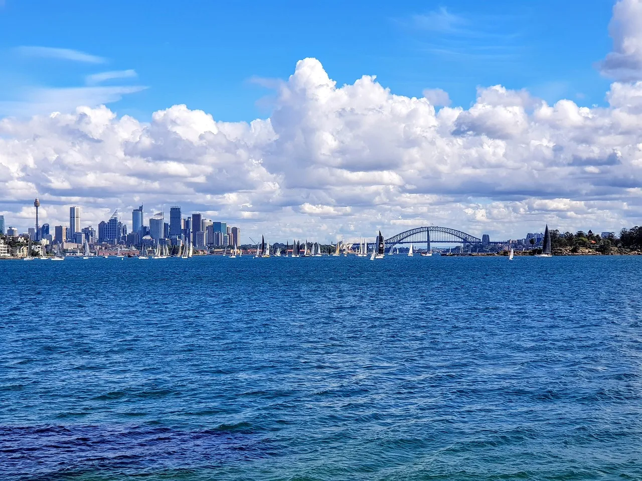 Die Skyline von Sydney über den Hafen hinweg