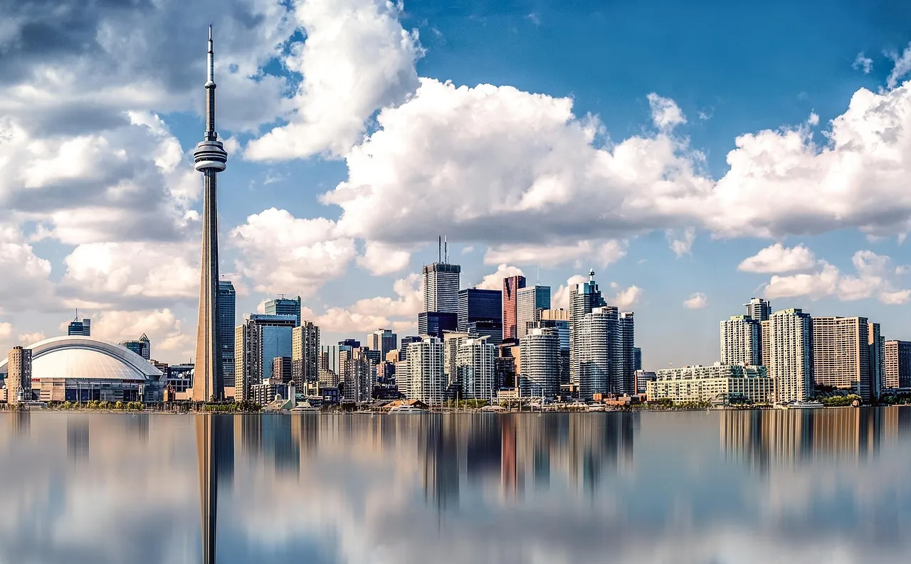 El horizonte de Toronto y la CN Tower vistos desde el lago