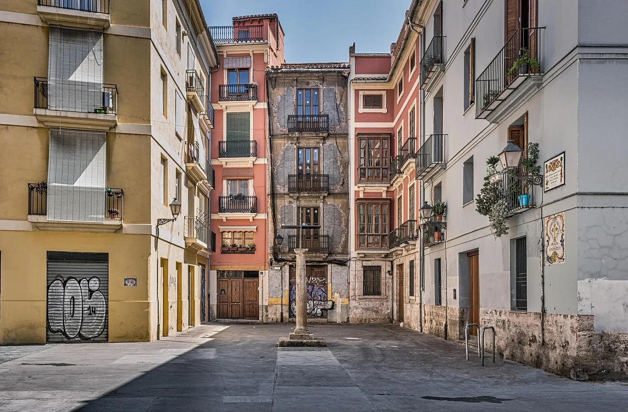Casas alrededor de una pequeña plaza en el casco antiguo de Valencia