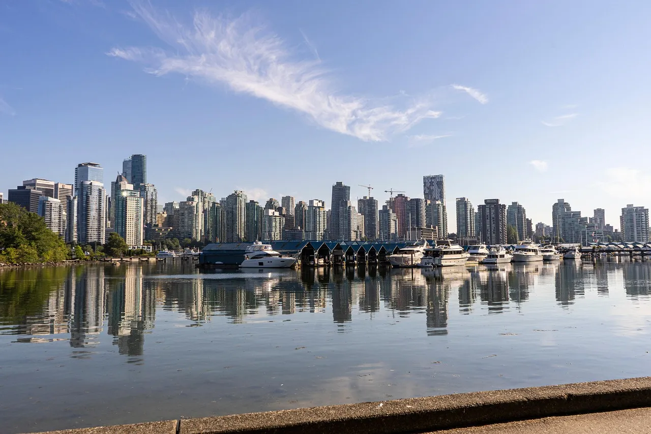 El horizonte de Vancouver reflejado en el puerto