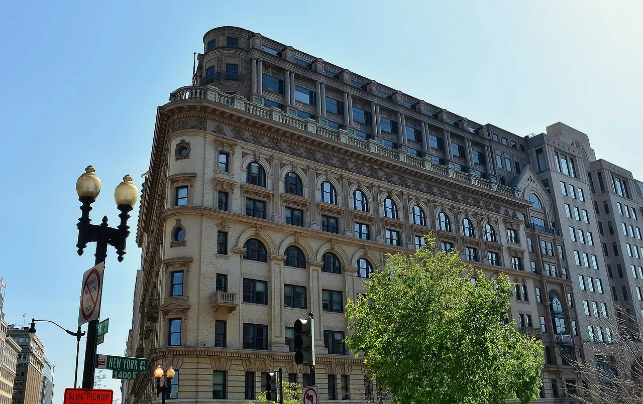Un grand bâtiment ancien à l’angle d’une rue de Washington