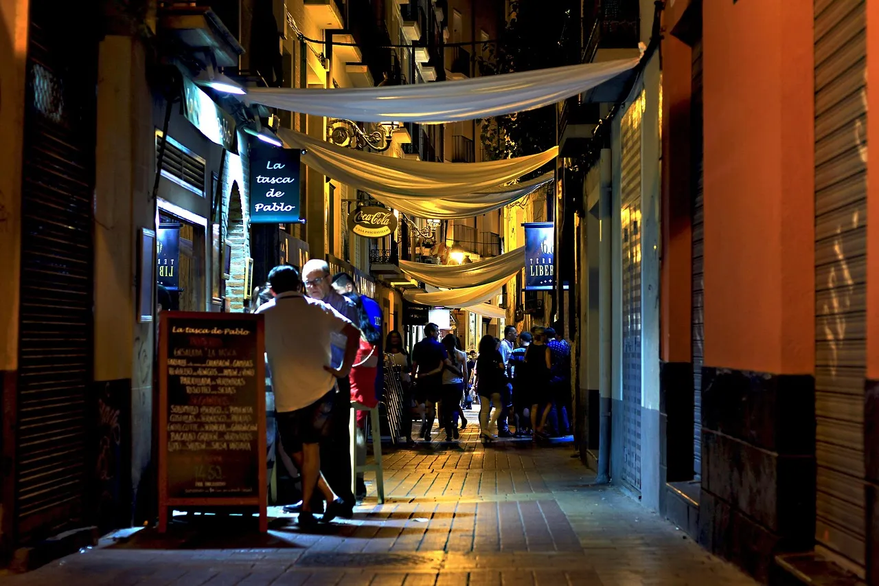 Un callejón estrecho lleno de bares de noche