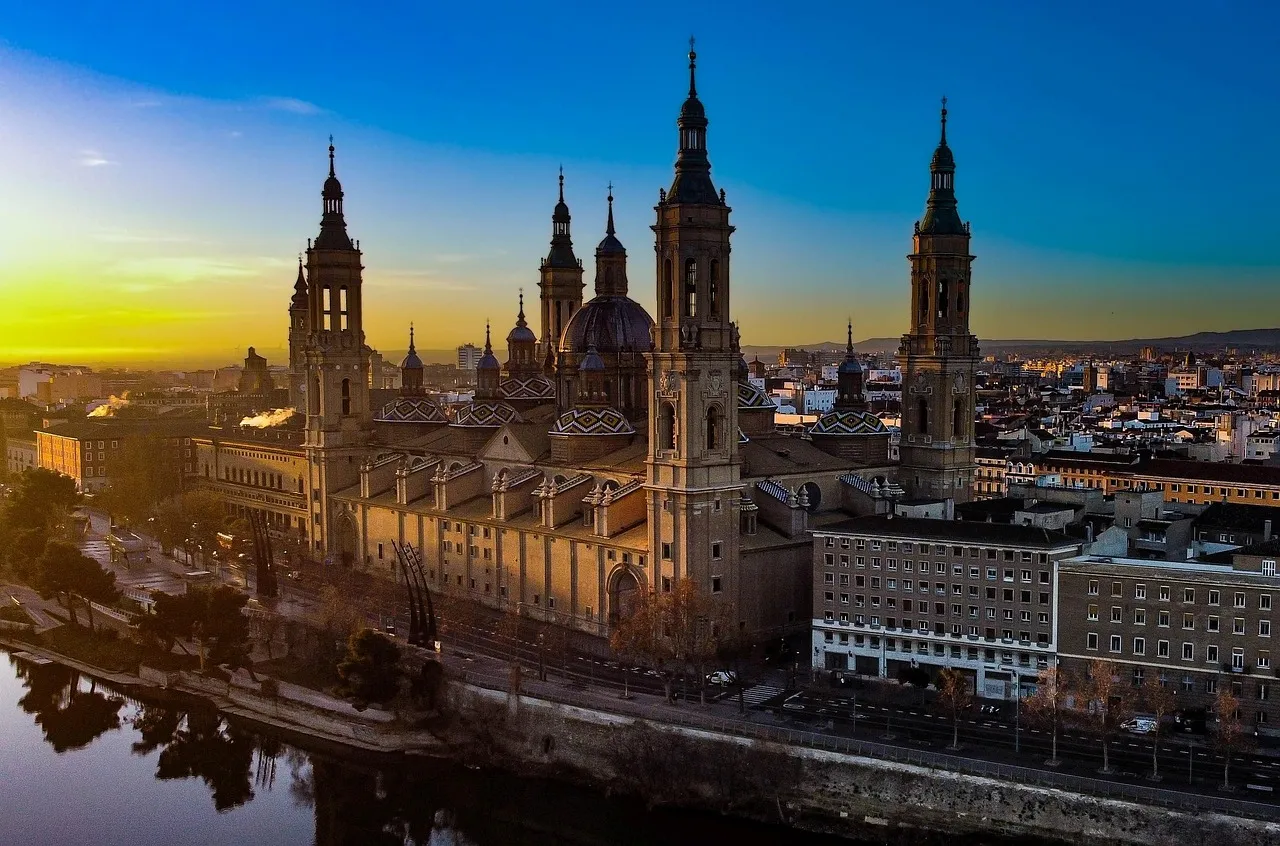 La basílica del Pilar de Zaragoza al atardecer